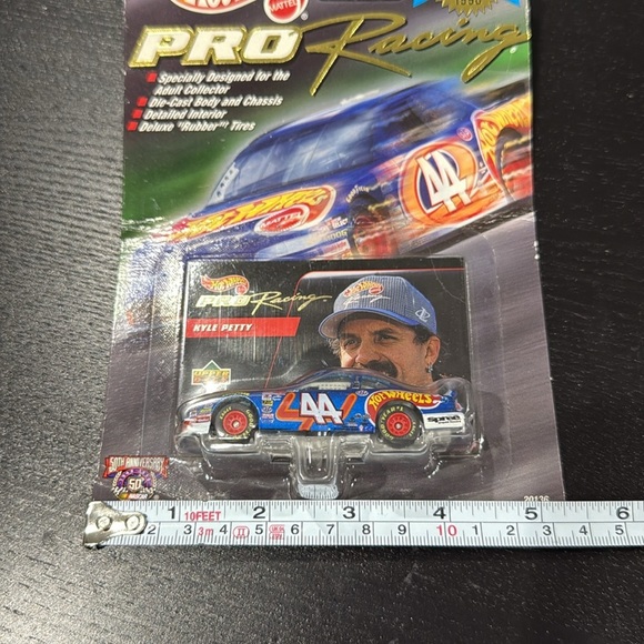 Hot Wheels Team Racing NASCAR Kyle Petty 1st Edition Toy Car with Trading Card - Picture 3 of 4